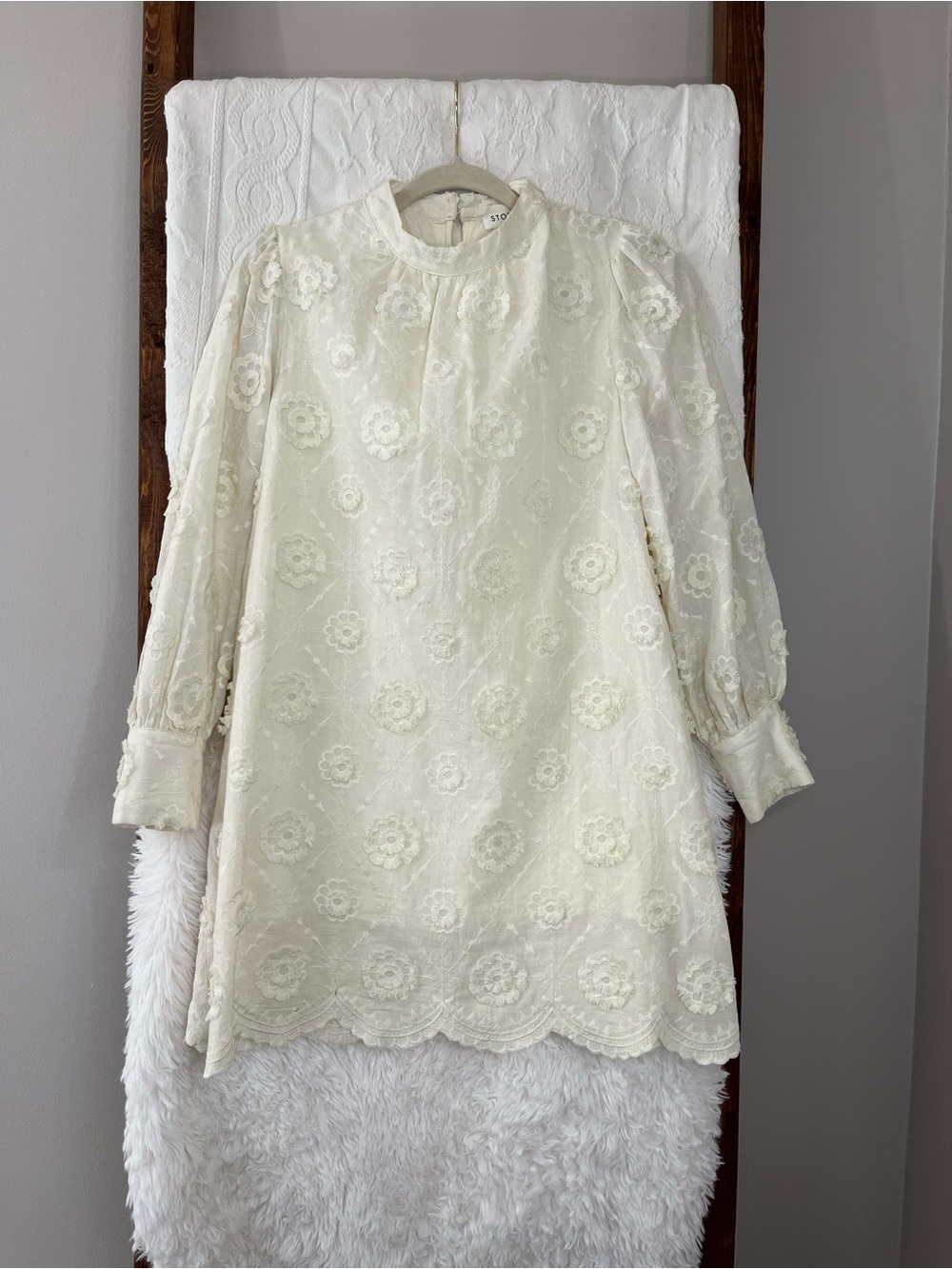Storia White Floral 3D Embroidered Shift Mini Dress - Size Medium